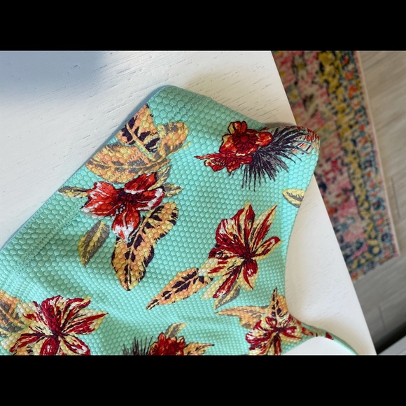 Floral Bikini Swimsuit Top BathingSuit New Small - Picture 7 of 7